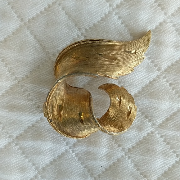 VINTAGE GOLDTONE BROOCH! - Picture 2 of 5